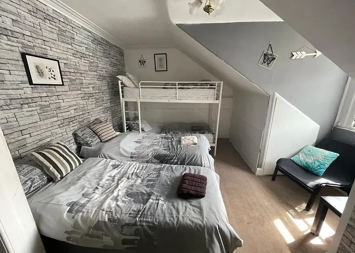 The Kingsview Townhouse - Boutique Hostel