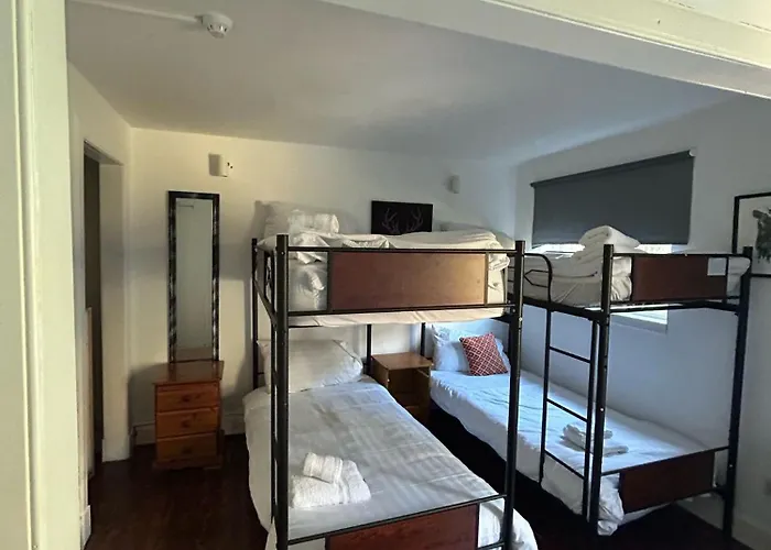 The Kingsview Townhouse - Boutique Hostel